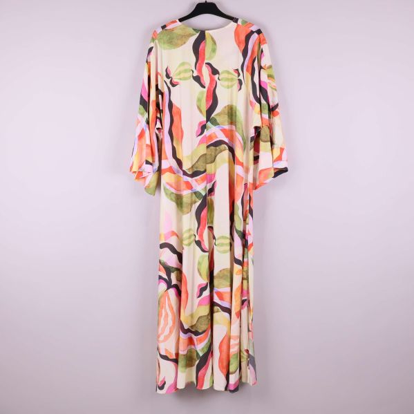 Långklänning med abstrakt mönster bakifrån