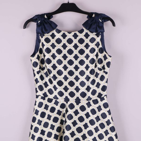 Överdel av klänning med tydliga rosetter och rutigt tyg