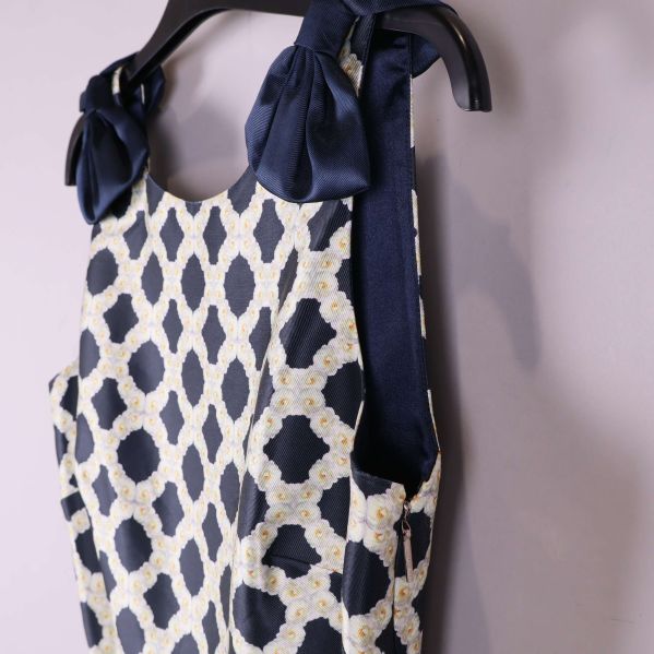 Sidoöversikt av klänningen med fokus på tyg och passform