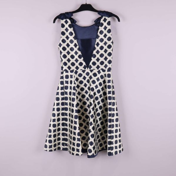 Baksidan av klänning som visar bred v-ringning