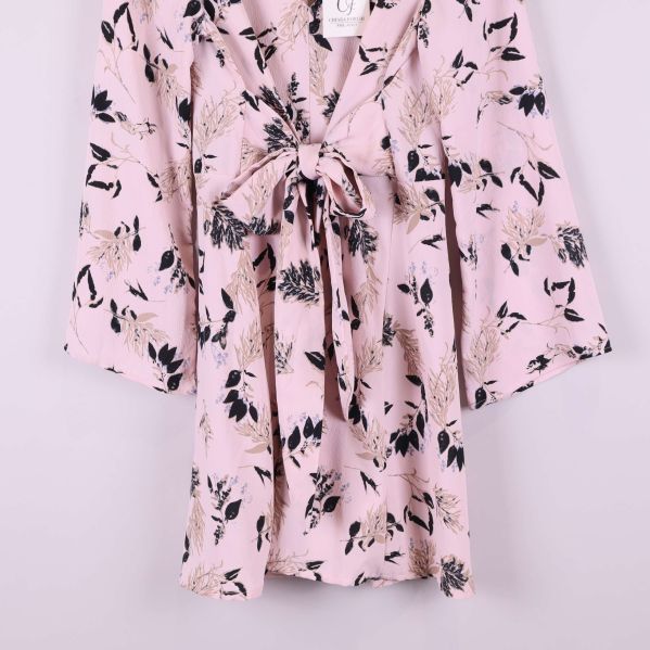 Närbild av midja och knytband på rosa klänning