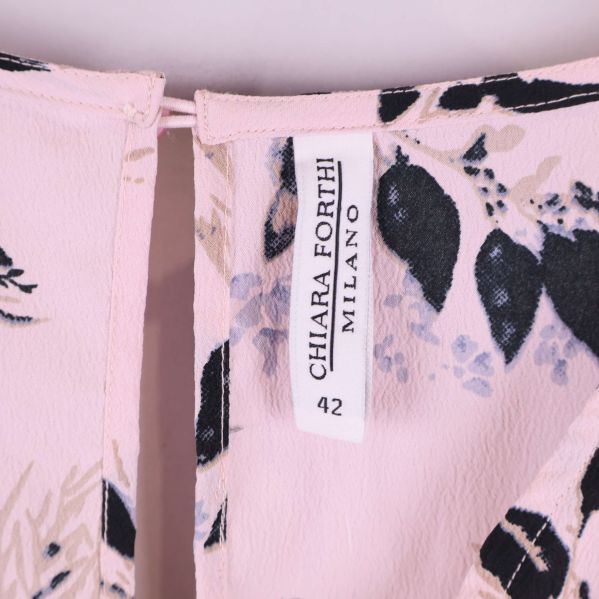 Etikett med varumärket Chiara Forthi i klänningen