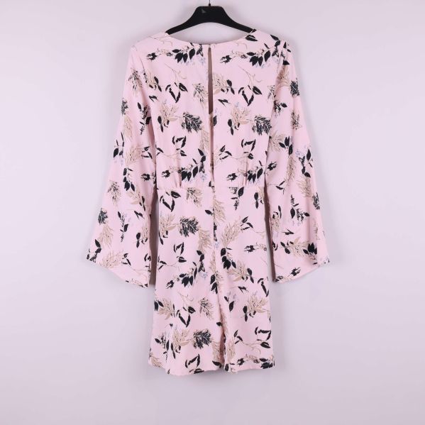 Baksidan av ljusrosa blommig klänning med dragkedja