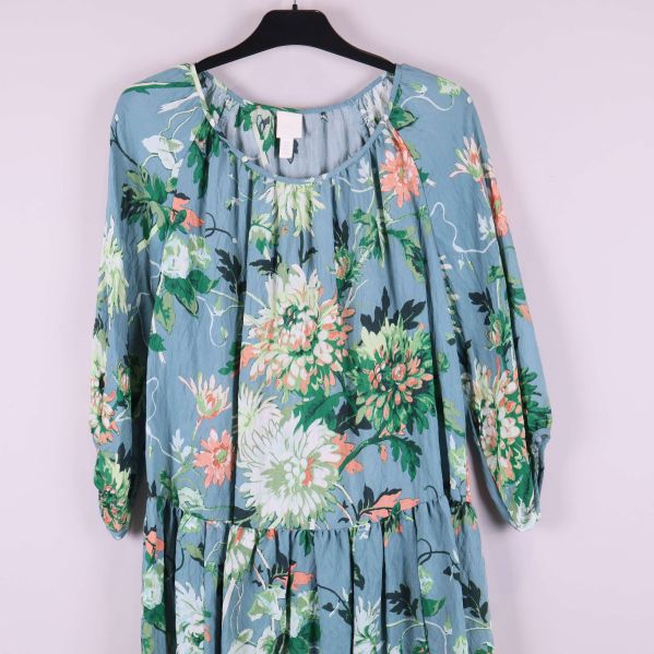 Övre delen av klänning med blommönster och rund hals