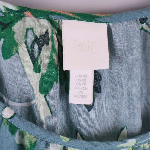 Närbild på etikett med storlek XS från H&M