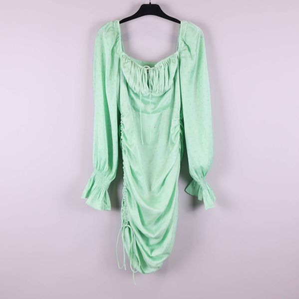 Ljus mintgrön klänning med långa ärmar och rynk framtill