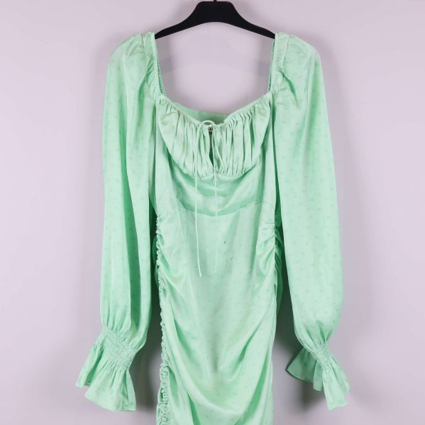 Framsida av klänning i närbild med rynk upptill