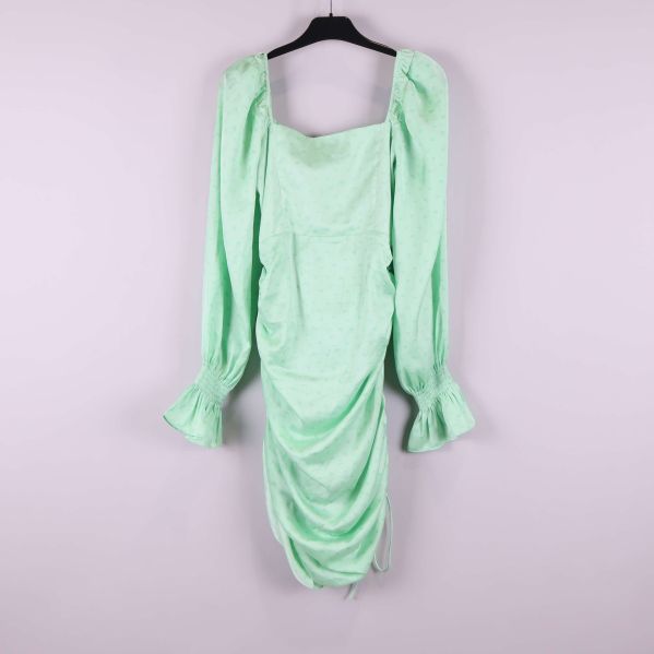 Baksida av mintgrön klänning med utsvängda ärmslut