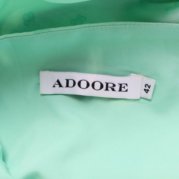 Närbild på ADOORE etikett och storlek 42