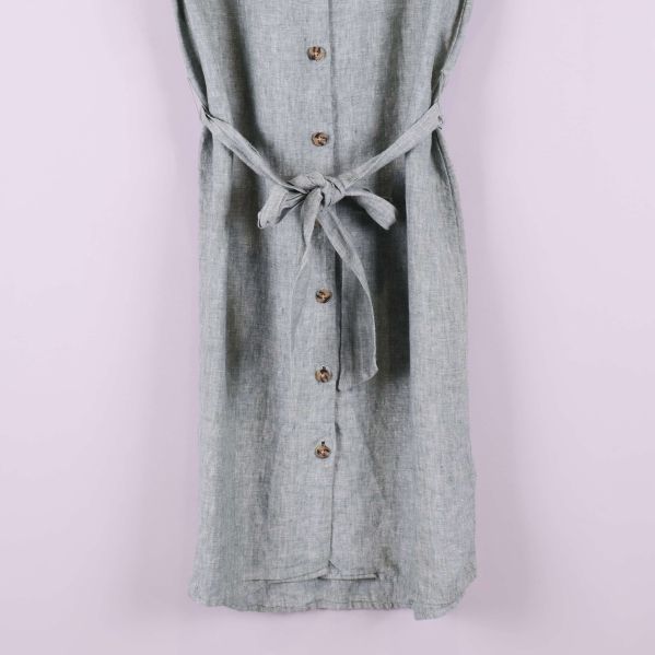 Nedre del av klänning och knytskärp framtill