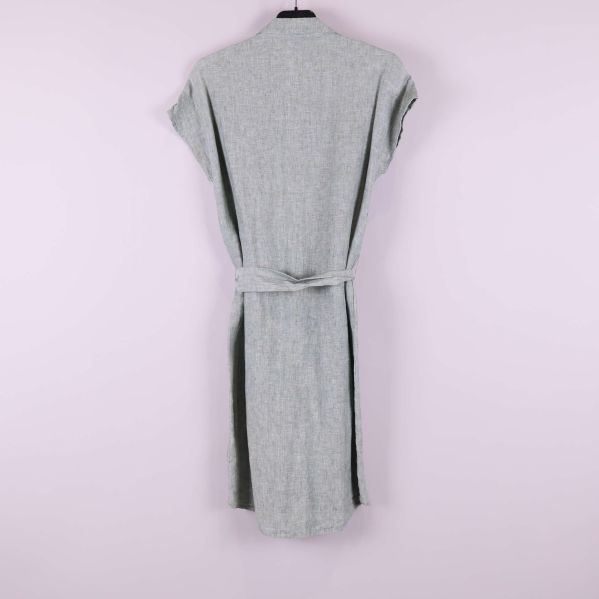 Ryggvy av grå skjortklänning i linne med skärp