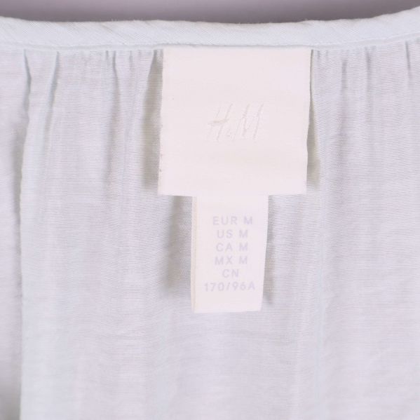 Närbild på klänningens storleksetikett EUR M