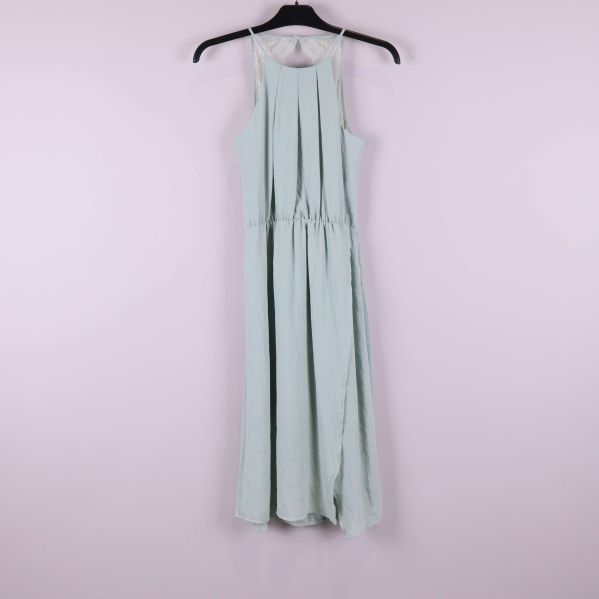 Ljusblå lång klänning med plisserad framsida