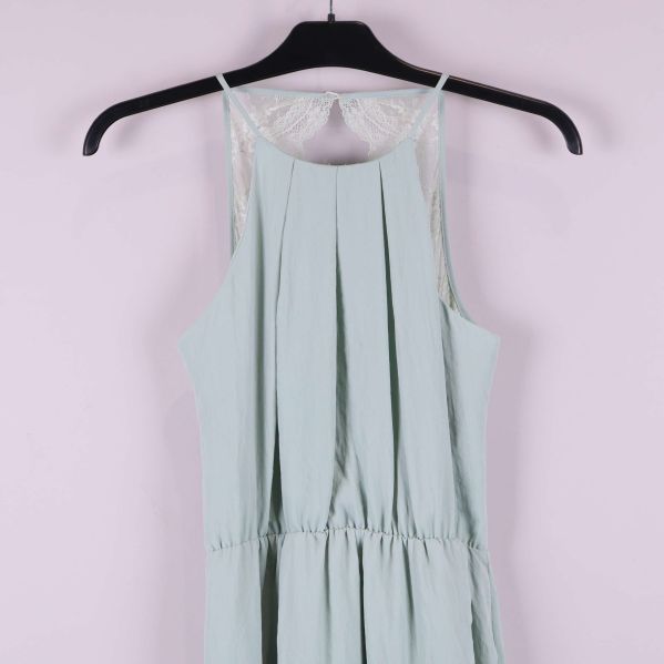 Övre delen av lång klänning med veck framtill