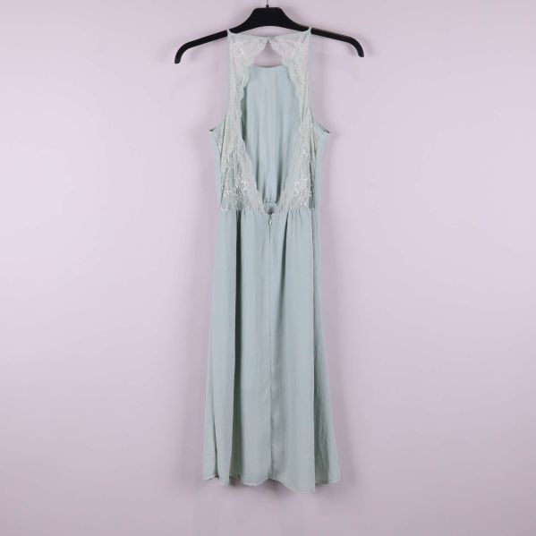 Klänningens rygg med spetsöppning och spetsdetaljer