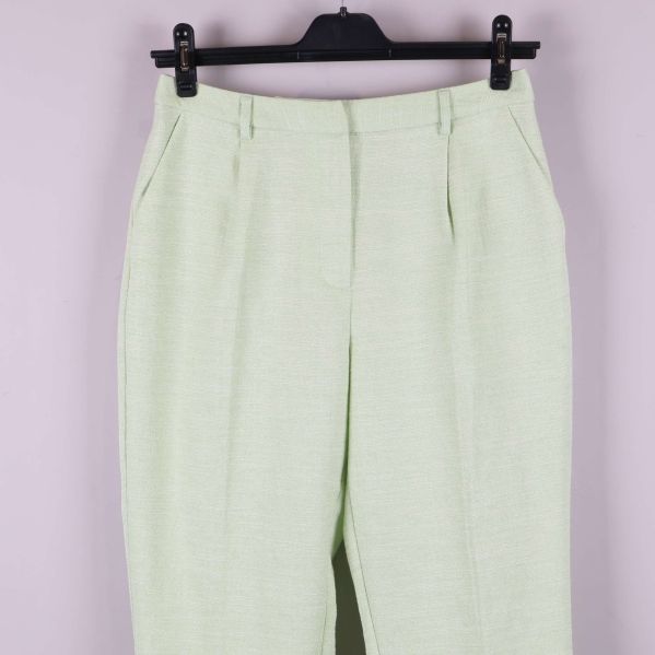 Övre del av ljusgröna byxor med fickor och midja