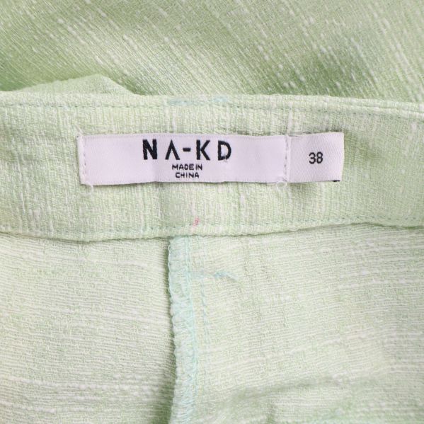 NA-KD etikett och storlekslapp innanför byxlinning