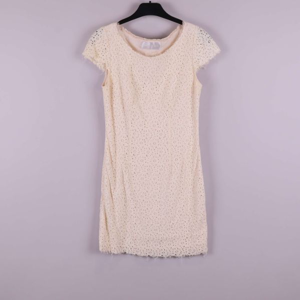 Klänning i spets med kort ärm sedd framifrån