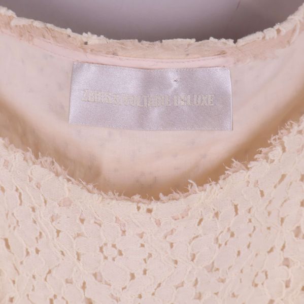 Närbild på textil etikett med varumärke Zadig & Voltaire