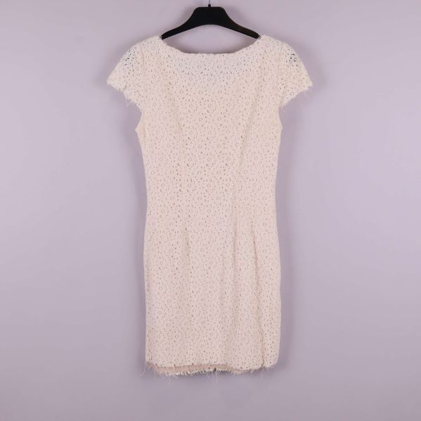 Klänning i spets med kort ärm sedd bakifrån