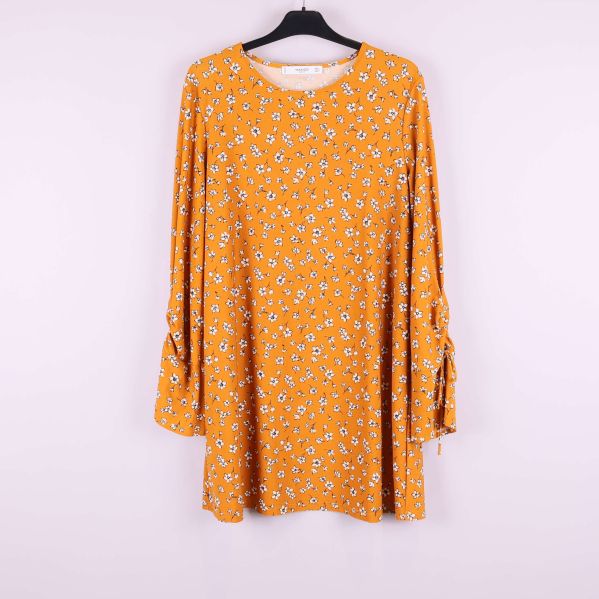 Helbild av blommig klänning