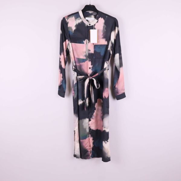 Lång mönstrad klänning med knytskärp, helhetsbild framifrån