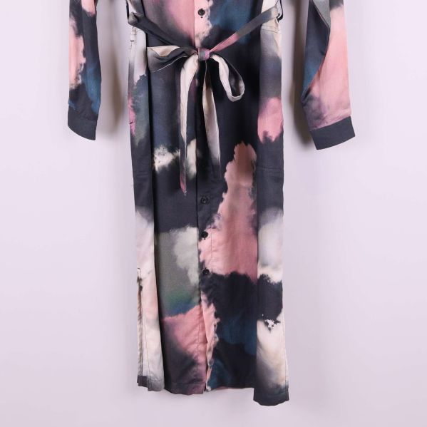 Nedre delen av lång klänning med flytande färgmönster