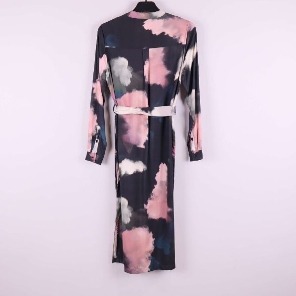 Lång mönstrad klänning med knytskärp, helhetsbild bakifrån