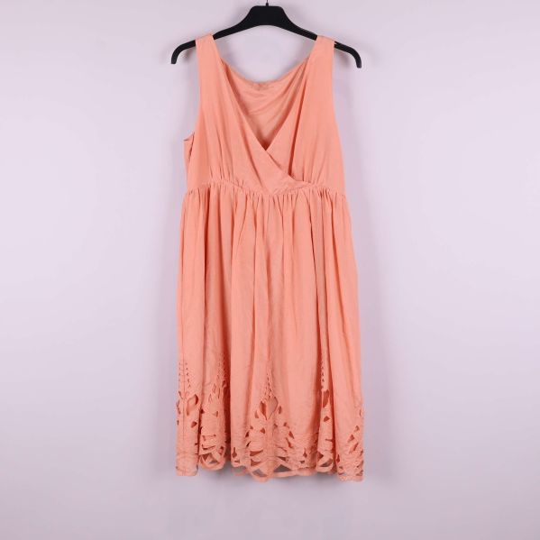 Aprikos ärmlös klänning på galge framifrån