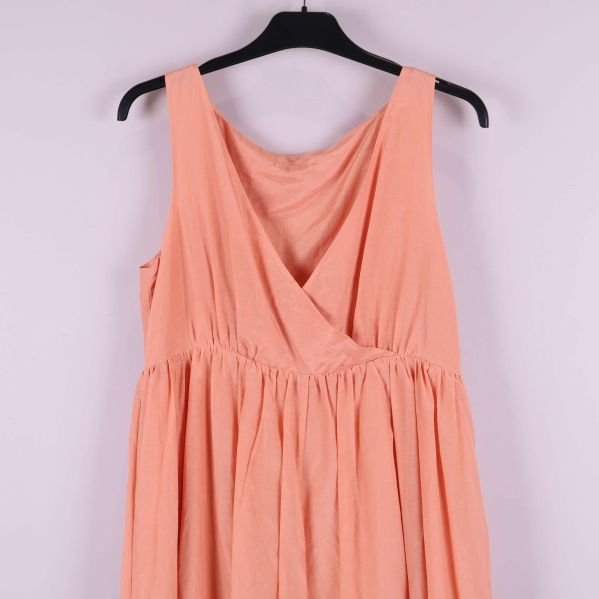 Närbild på klänningens v-ringade överdel