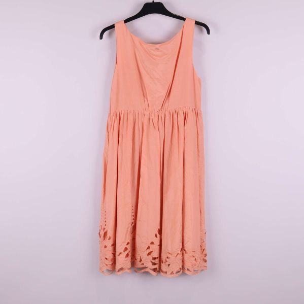 Aprikos klänning bakifrån på galge
