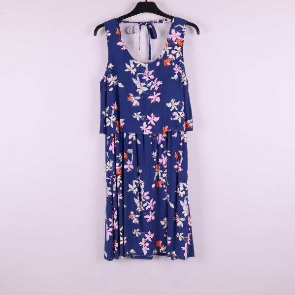 Blå ärmlös klänning med blommor framifrån