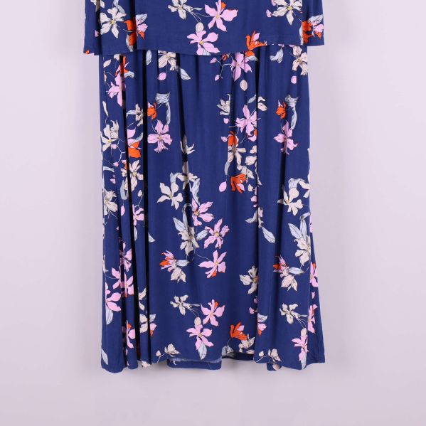 Nederdel av blå blommig klänning i närbild