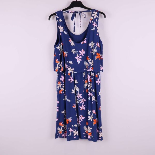 Blå ärmlös blommig klänning bakifrån med knytband