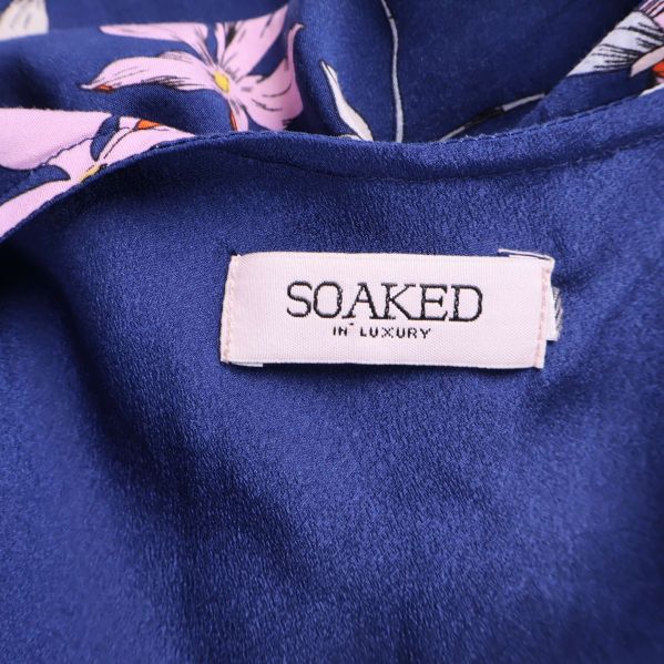 Närbild på Soaked in Luxury logotyp på tygmärke