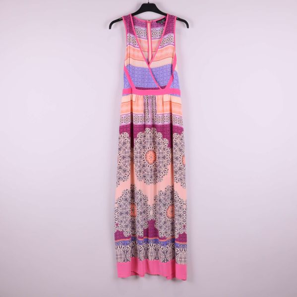 Färgglad långklänning med grafiskt mönster på galge framifrån