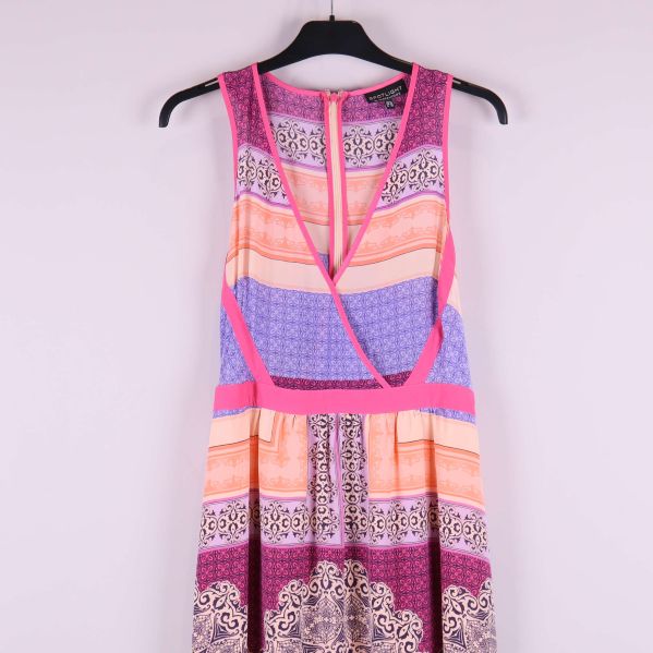 Övre delen av klänningen med kontrasterande band och v-ringning