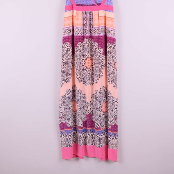 Nederdelen av maxiklänningen med dekorativt grafiskt tryck