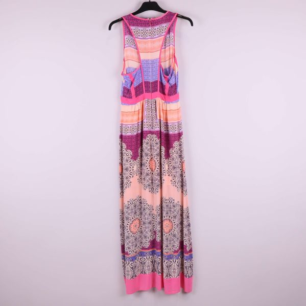 Baksidan av maxiklänningen visar mönster och ärmlös skärning