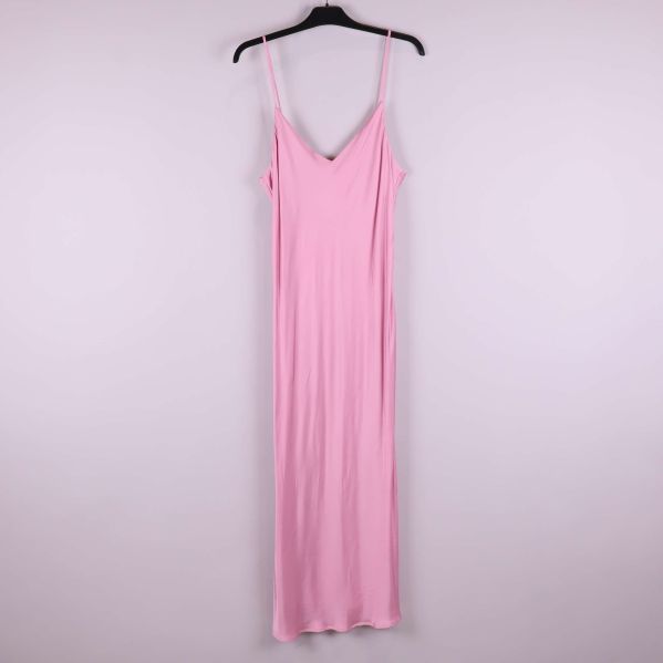 Rosa långklänning på galge mot ljus bakgrund