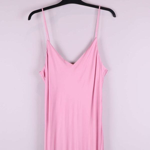 Övre del av rosa slipklänning med v-ringning framifrån