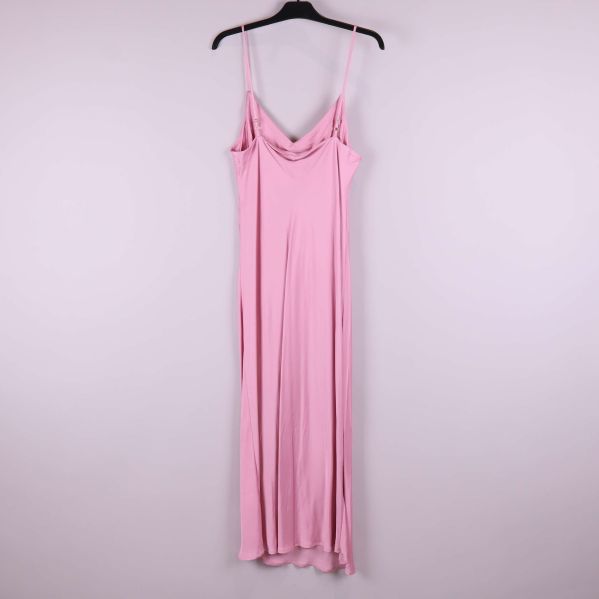 Rosa klänning bakifrån med smala band