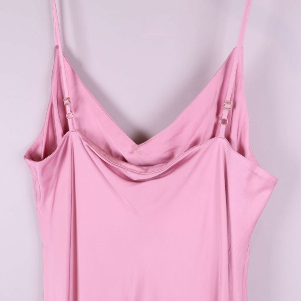 Närbild på v-ringning och justerbara axelband på rosa klänning