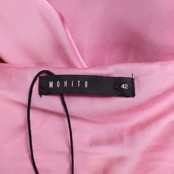 Märkesskylt Mohito och storlek 42 i rosa tyg