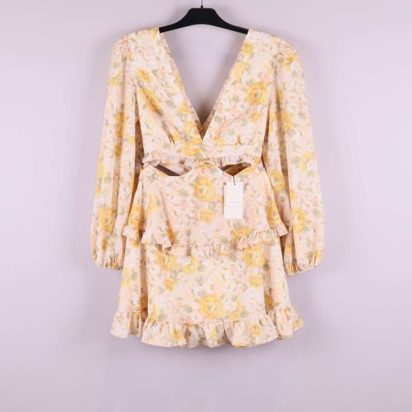 Blommig kort klänning med volanger och djup v-ringning