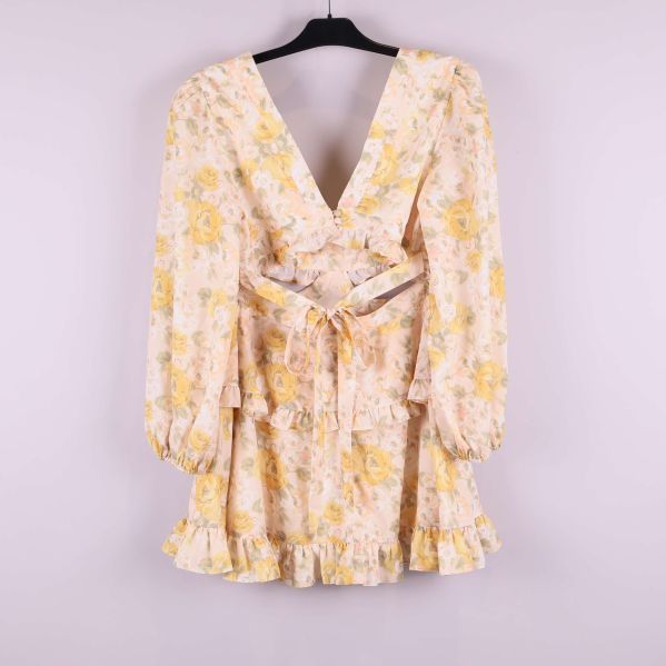 Baksidan av klänning med cut-out och knytband