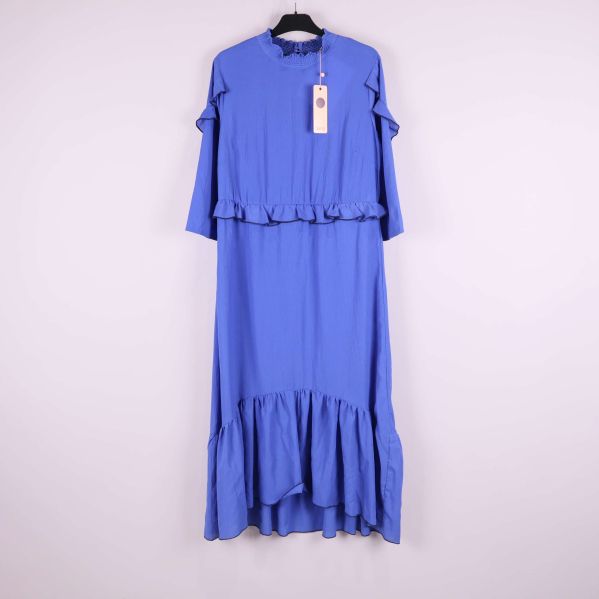 Lång blå klänning med volangdetaljer framifrån på galge