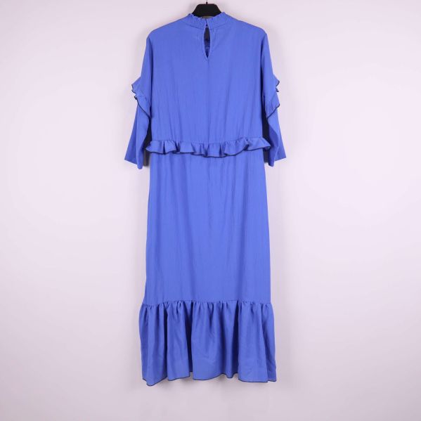 Blå klänning med volang från baksidan på galge