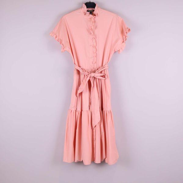 Aprikos klänning med knytband och volanger sedd framifrån