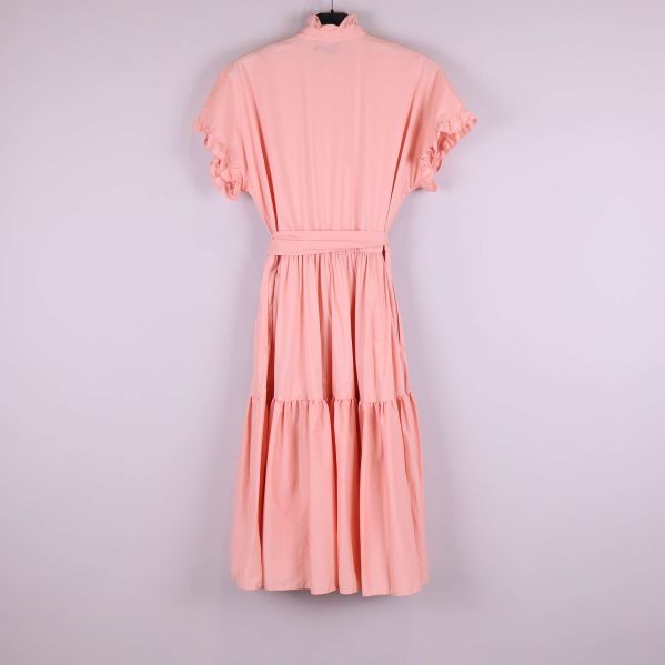 Aprikos klänning med volanger fotograferad bakifrån